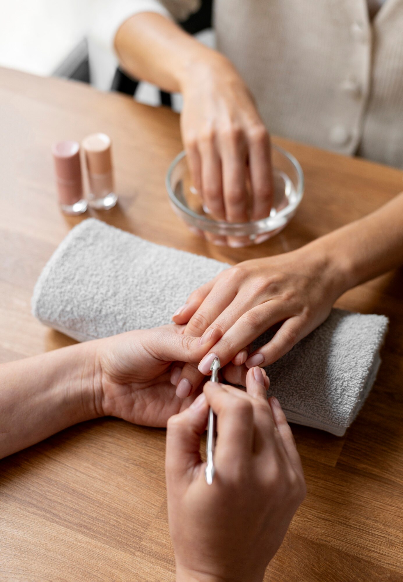 cerrar manicurista sosteniendo herramienta unas 23 2149171317