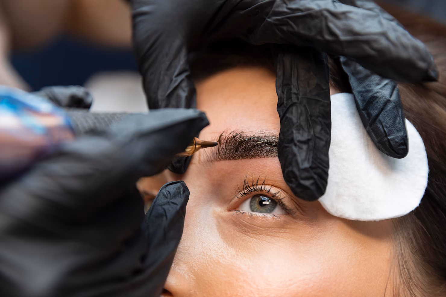 mujer joven recibiendo tratamiento belleza sus cejas 23 2148910543